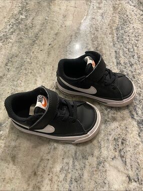 Nike Kids Black and White Strap Low-Top Sneakers